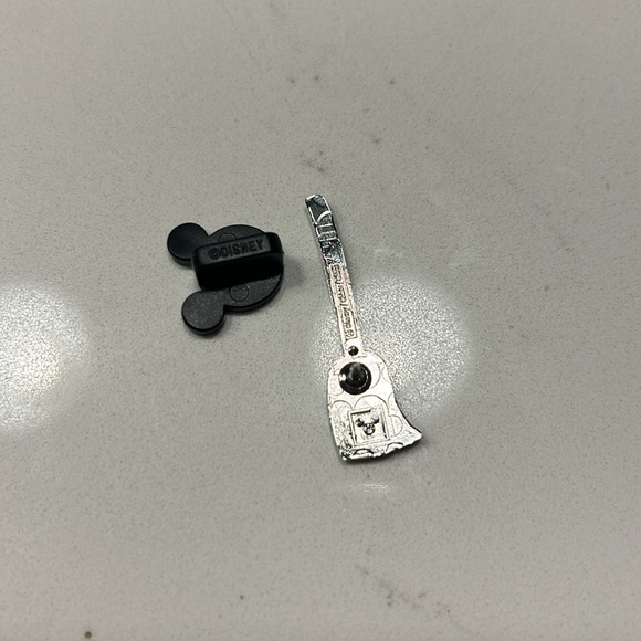 Winifred Broom Disney Pin - Hocus Pocus 30th Anniversary Limited Edition Pin - Picture 3 of 3